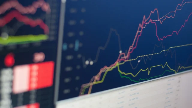 Un grafico sul monitor mostra i dati statistici relativi all'andamento dei costi delle materie prime